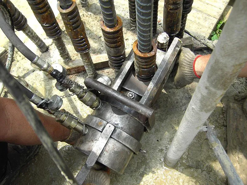 coupler for squeezing sleeve splicing of rehars